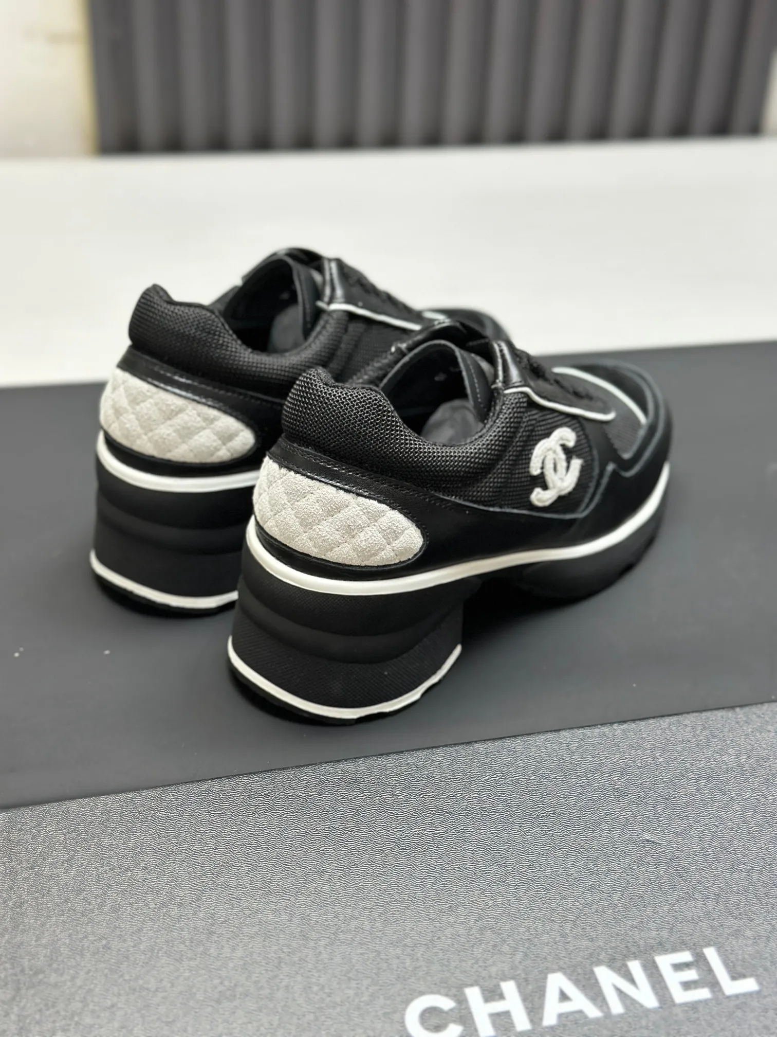 Men's shoes 💰620💰Women's 🚺 Chanel Panda shoes! 2025 counter top casual sports shoes This classic design; the upper is in the style of electric embroidery with various techniques; the outsole is fashionable and sporty; the unusual inclusion of a variety of color matching elements... The diversified mix and match is very good-looking and versatile, and can be used for leisure, fashion, sports, and outdoor... ꫛꫀꪝ Go➫ Materials: ❶Upper made of: original imported first-layer silk cowhide + original waterproof cloth + original first-layer cowhide ❷Inner use: Original Yangli+wang ❸ Outsole based on: Original TPU combination outsole Special counter boutique packaging complete set for women 35–41